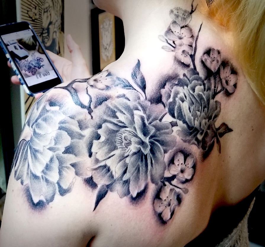 Back tattoo of flowers